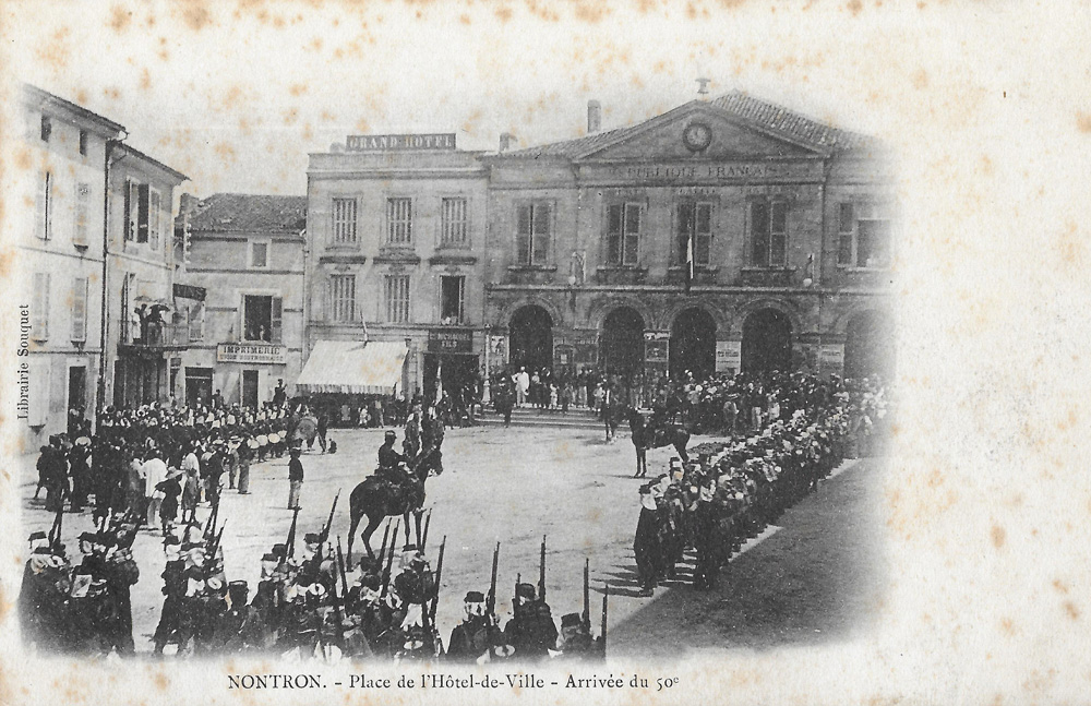 Larrivée du 50 sur la place de la Mairie